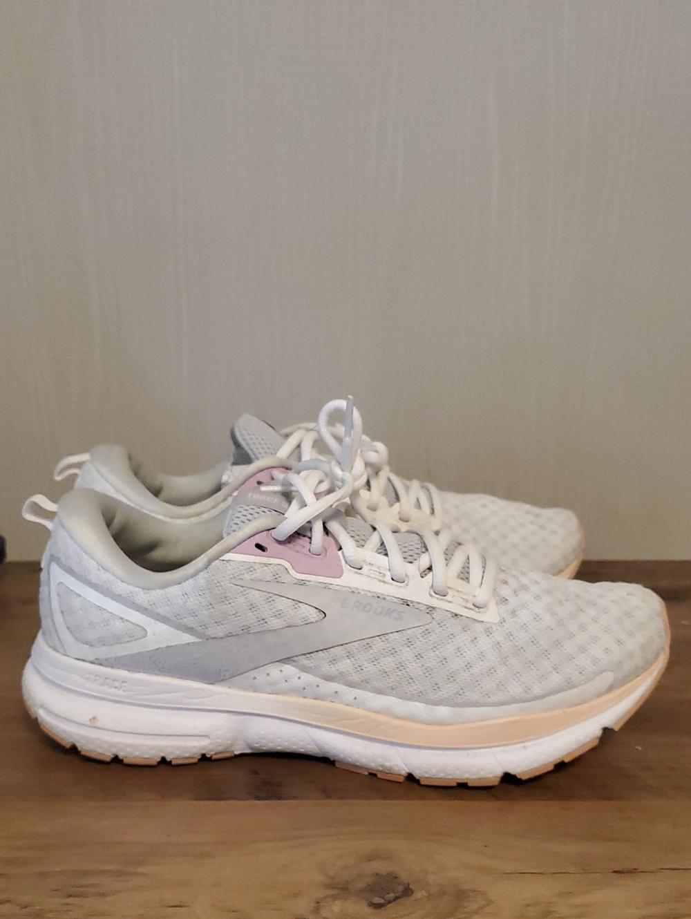 Womens 10.5 Brooks Running Shoes Light Gray & Blush